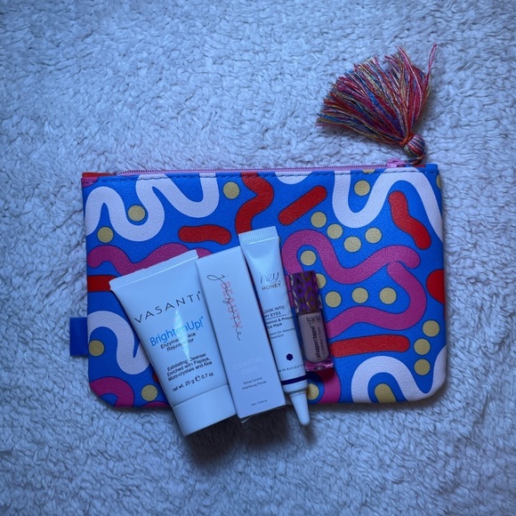 IPSY Bag with Four Sample Size Products - Picture 1 of 4